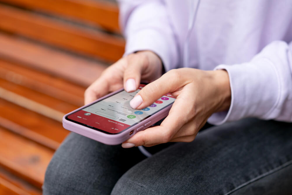 Manos de una chica sujetando un celular para darle prioridad al mobile first index