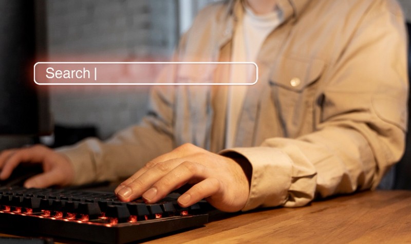 persona realizando una búsqueda en Google